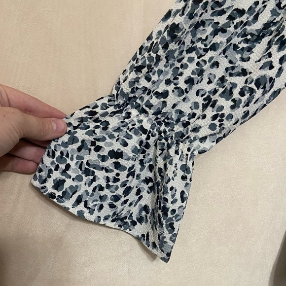 Entro LIKE NEW off the shoulder sleeve cut out animal leopard print blouse M - Picture 3 of 6